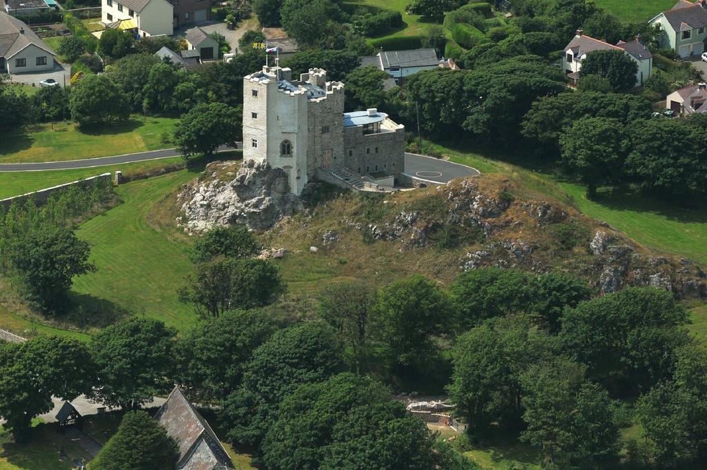 Roch Castle Hotel Bagian luar foto